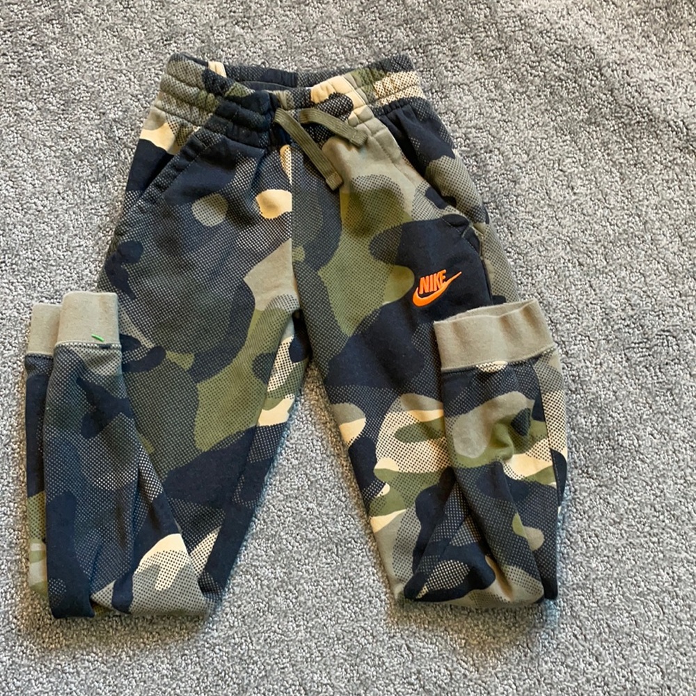 Boys Nike small camo pants joggers sweatpants